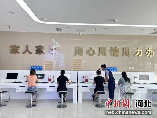 市民在路北区行政审批局“24小时自助服务区”办理业务。