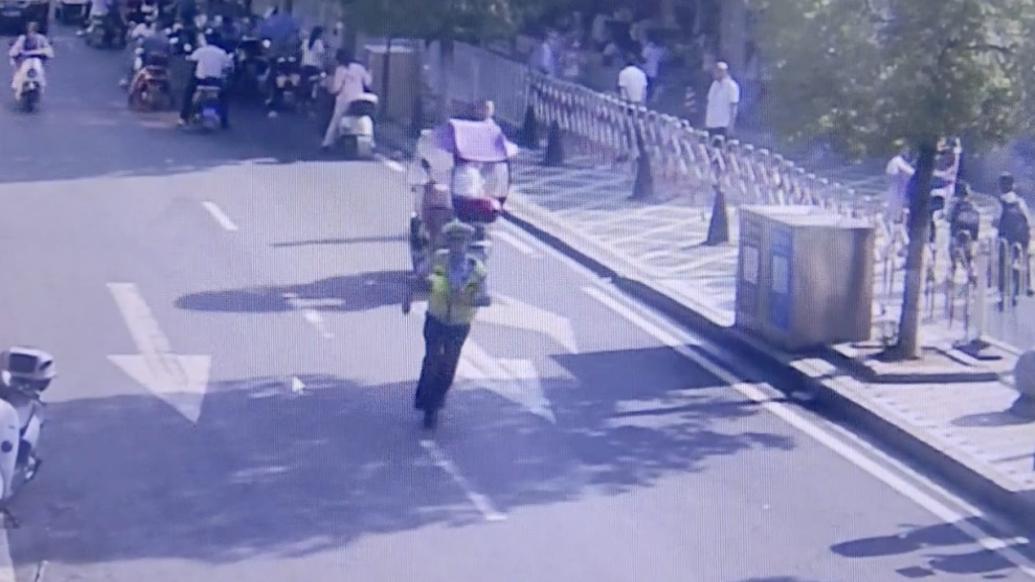 执勤时遇群众突发疾病，交警拦私家车送医自己小跑开道