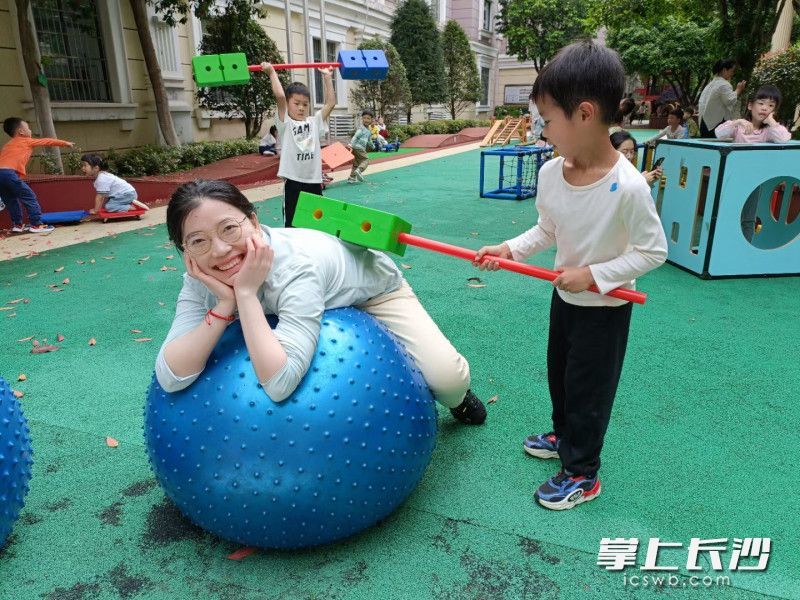 工作中，宋然爱着孩子们，孩子们也治愈着她。