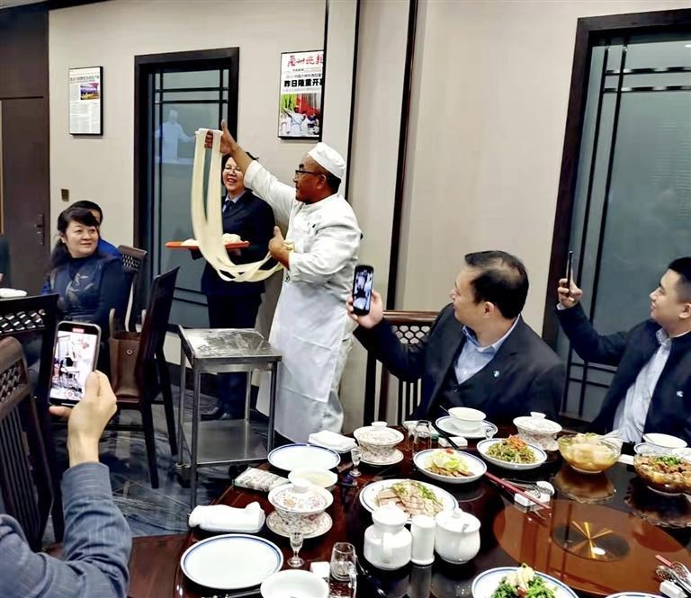 牛肉拉面表演 本版摄影 张建平