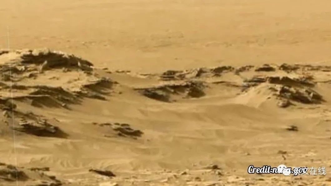 3张火星图，很棒的，神似沙丘和地球上的