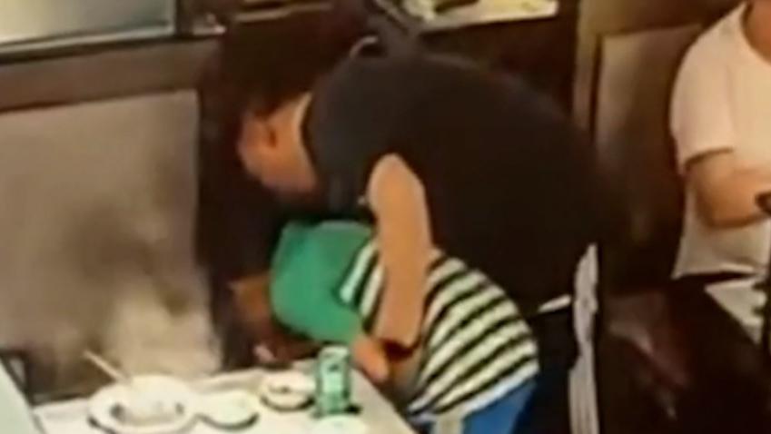 男童吃饭卡喉，邻座医生用海姆立克法救下