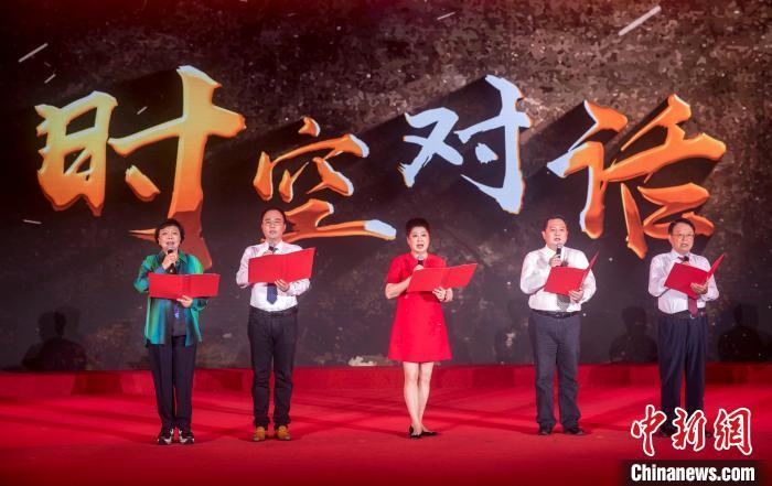 陈晓帆与颜福庆之孙颜志渊、陶行知曾孙陶侃、荣毅仁侄女荣智丰深情朗诵《与统战先辈的时空对话》。　张昊 摄