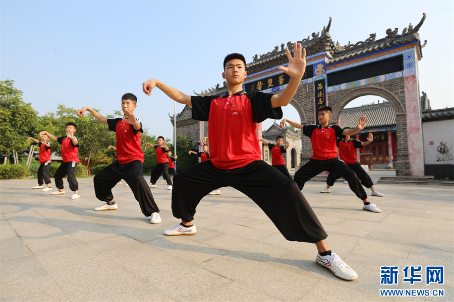 7月18日，在河南省焦作市温县一家武校，青少年学员在练习太极拳。