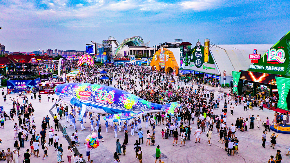 走进青岛西海岸新区金沙滩啤酒城,沉浸式体验炫彩光影世界