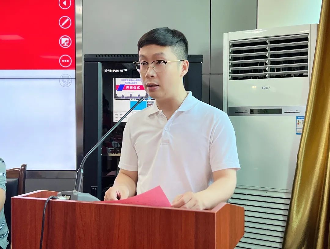 云龙区教师发展中心培训部部长刘梅,区教育局政工科王鹤宣读培训纪律