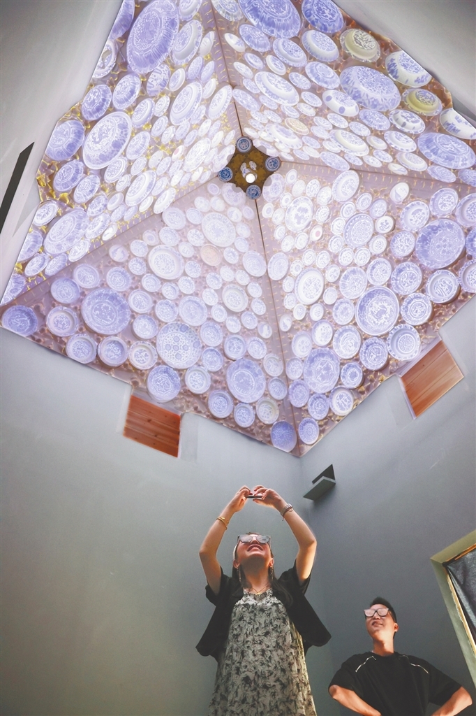 7月13日,御窑景区一处蕴含着景德镇青花瓷基因的穹顶,吸引游客打卡拍照。