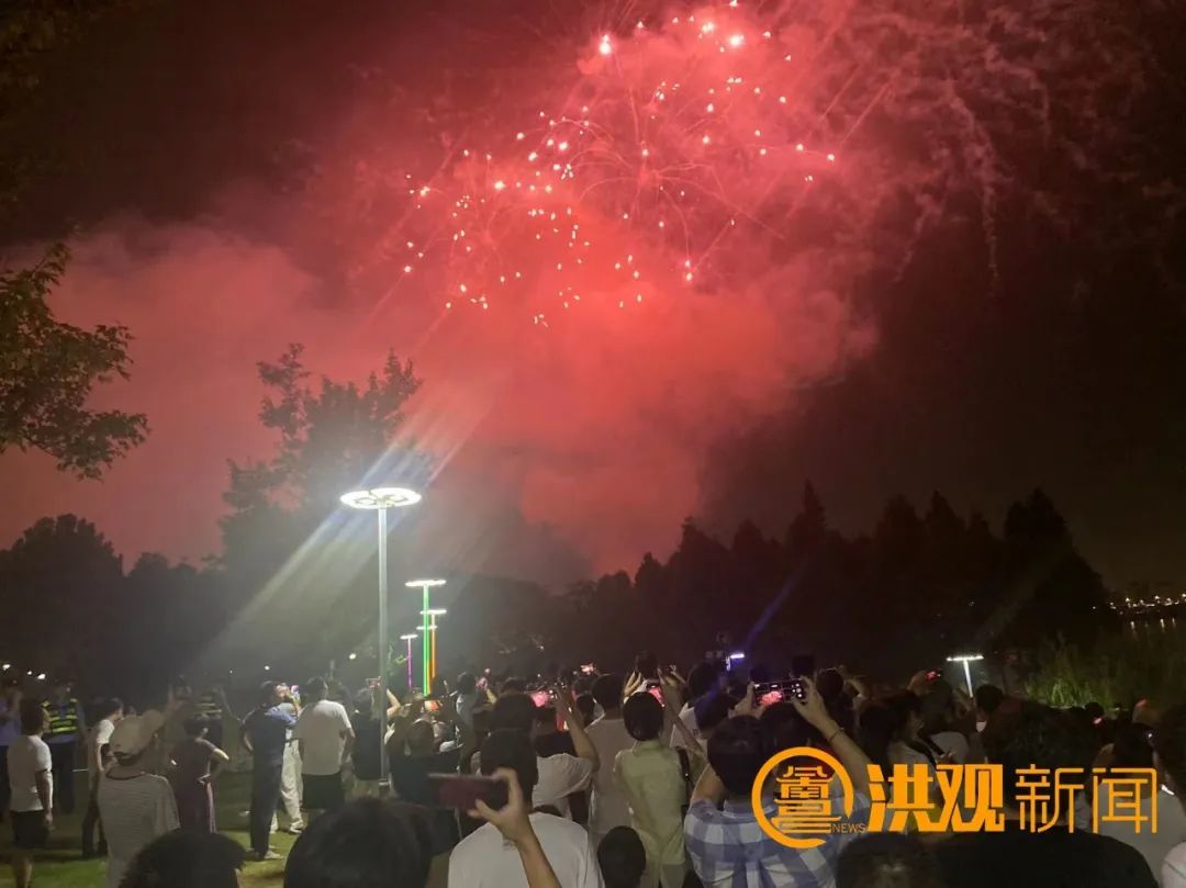 浪漫烟花点亮夜空！南昌西湖区朝阳江滩公园上演烟花秀（图）