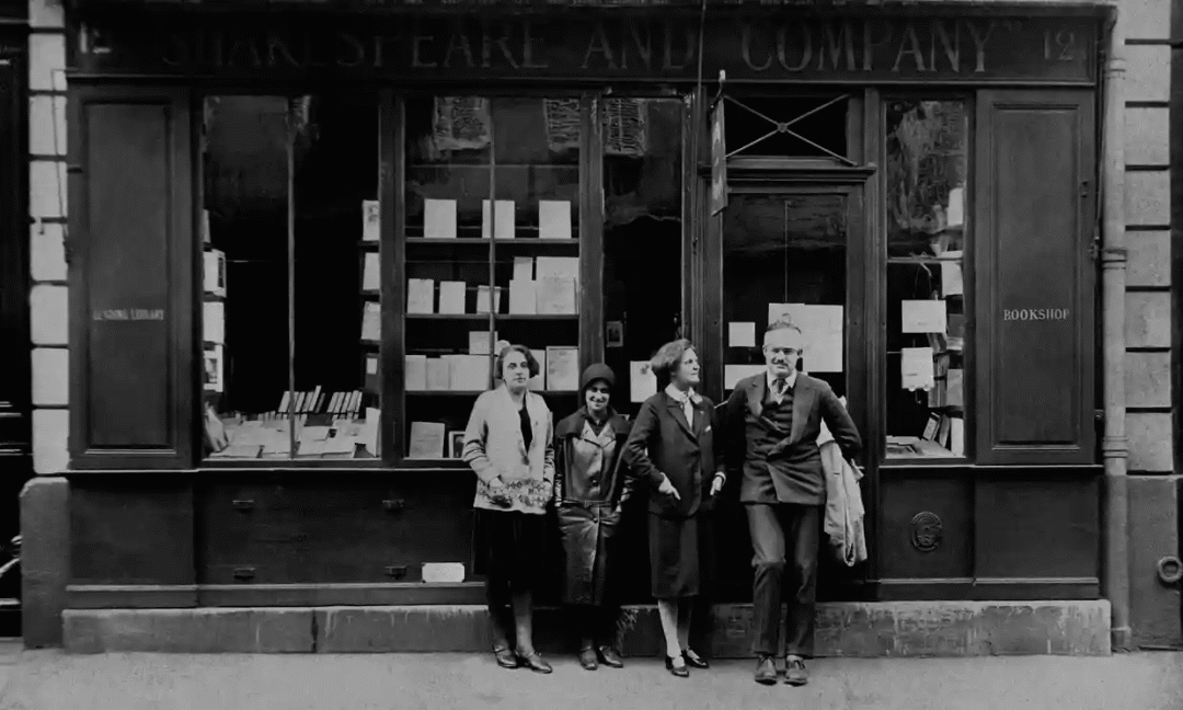 海明威在莎士比亚书店门口，1962年法国巴黎。