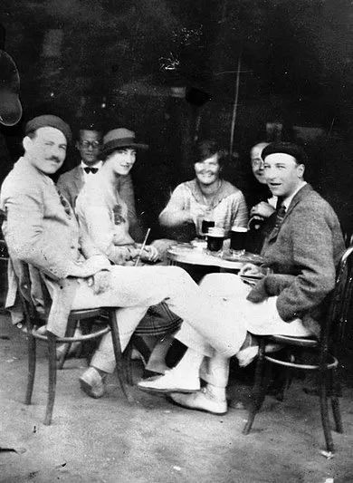 1920年代海明威在巴黎，正和朋友们喝咖啡