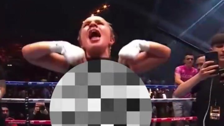 女网红在拳击比赛上获胜，撩起上衣露出胸部庆祝