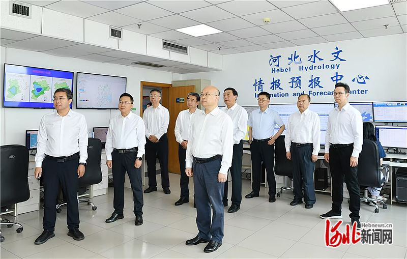 7月20日早上，省长王正谱来到省水利厅，检查调度防汛工作。河北日报记者霍艳恩摄