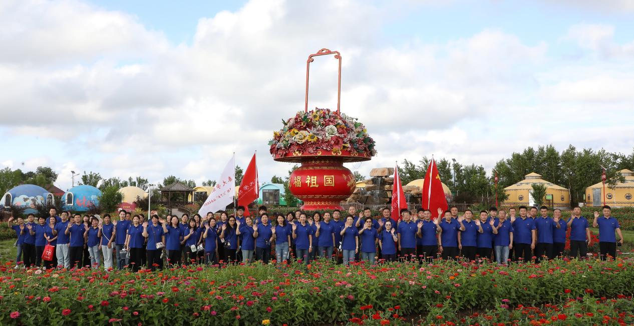 参观党建主题公园