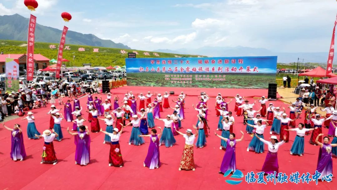 △ 在积石山县黄草坪，群众给宾客表演舞蹈