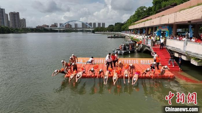 粤港600多名游泳健儿同游东江感受水生态之美