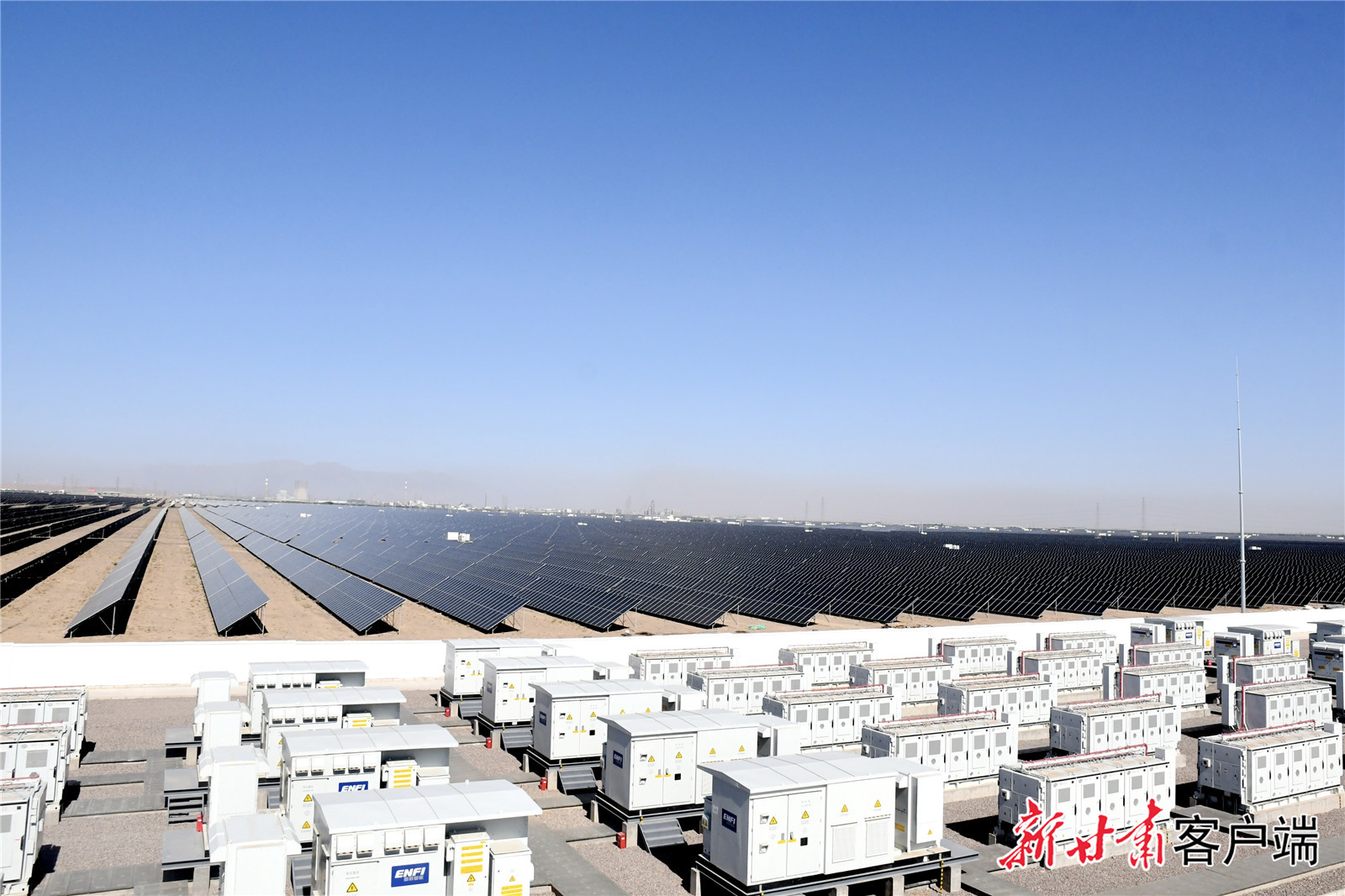 金川集团东大滩300MW光伏发电项目一隅