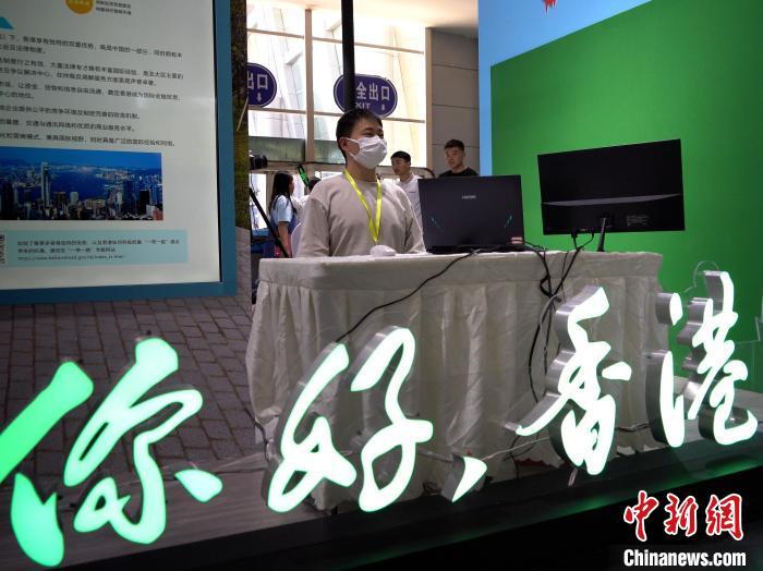 图为青洽会上的香港展厅一角 中新社记者 祁妙 摄