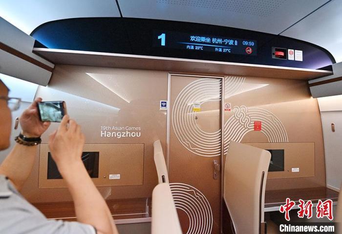 复兴号亚运智能动车组车厢内设施。张瑶 摄