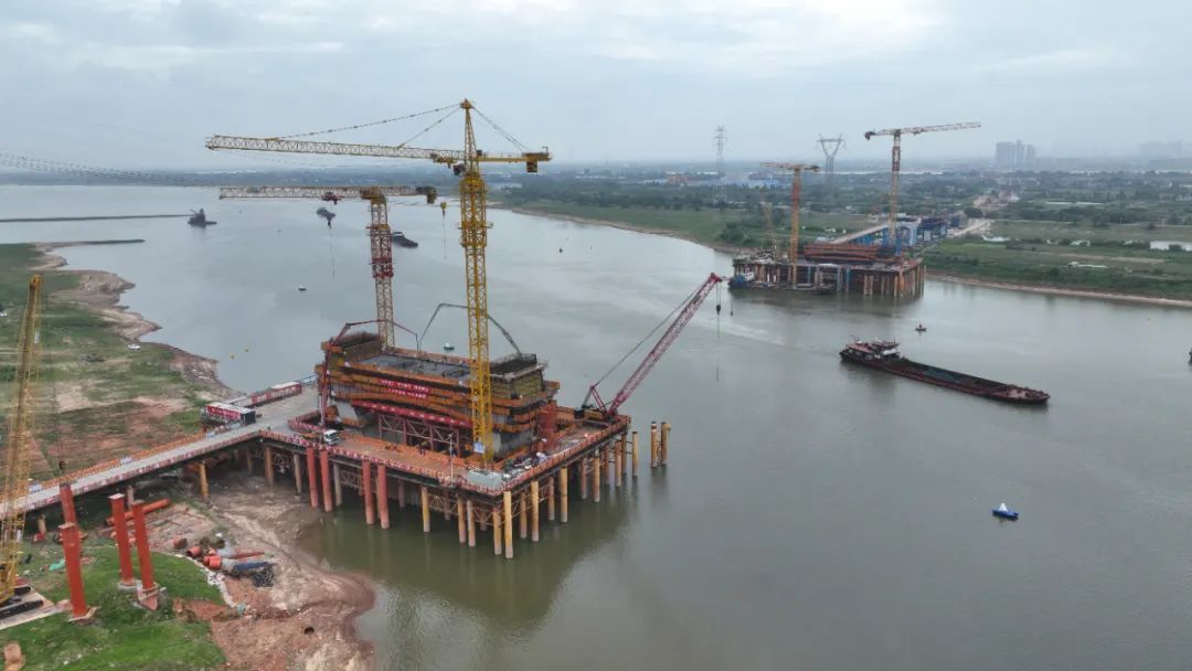 昌九高铁扬子洲赣江公铁大桥西支主塔下横梁浇筑完成