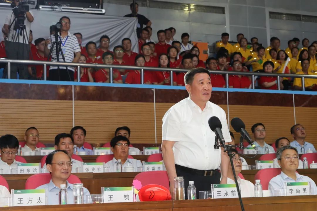 金川集团党委书记、董事长王永前宣布运动会开幕 张俊成 摄