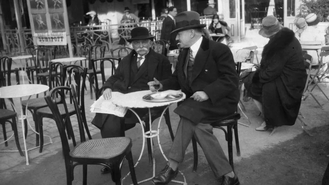 1921年，在法国丽兹酒吧外的咖啡馆，海明威是那里的常客。