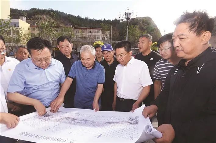 吕梁市委书记孙大军在离石区文丰路乔家沟原汽修厂滑坡地质灾害隐患点调研治理情况。吕梁日报记者 王益炜 摄