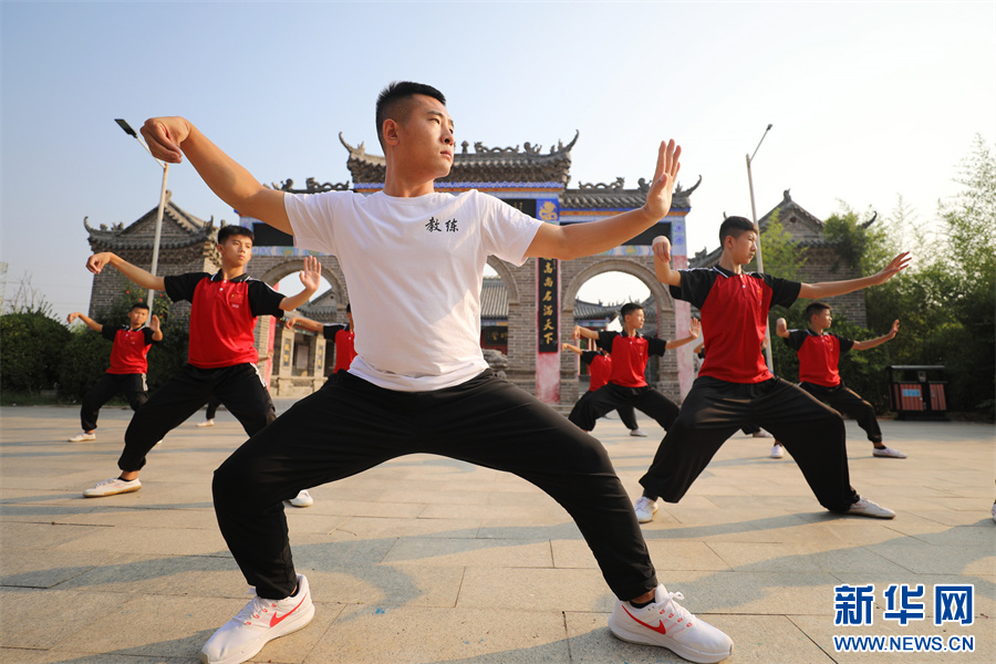 7月18日，在河南省焦作市温县一家武校，学员在教练指导下练习太极拳。