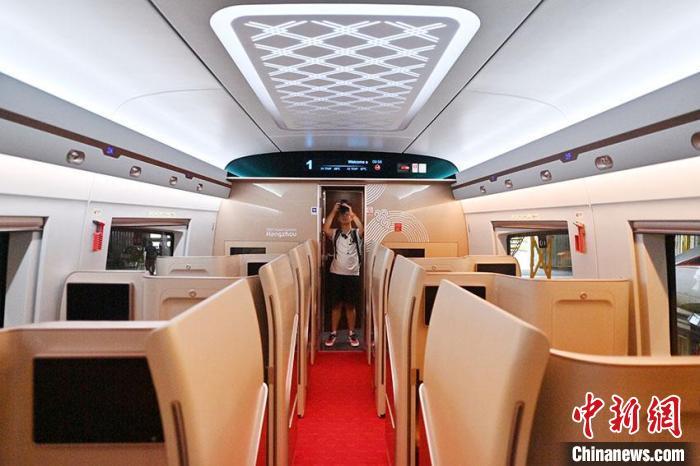 复兴号亚运智能动车组车厢内设施。张瑶 摄