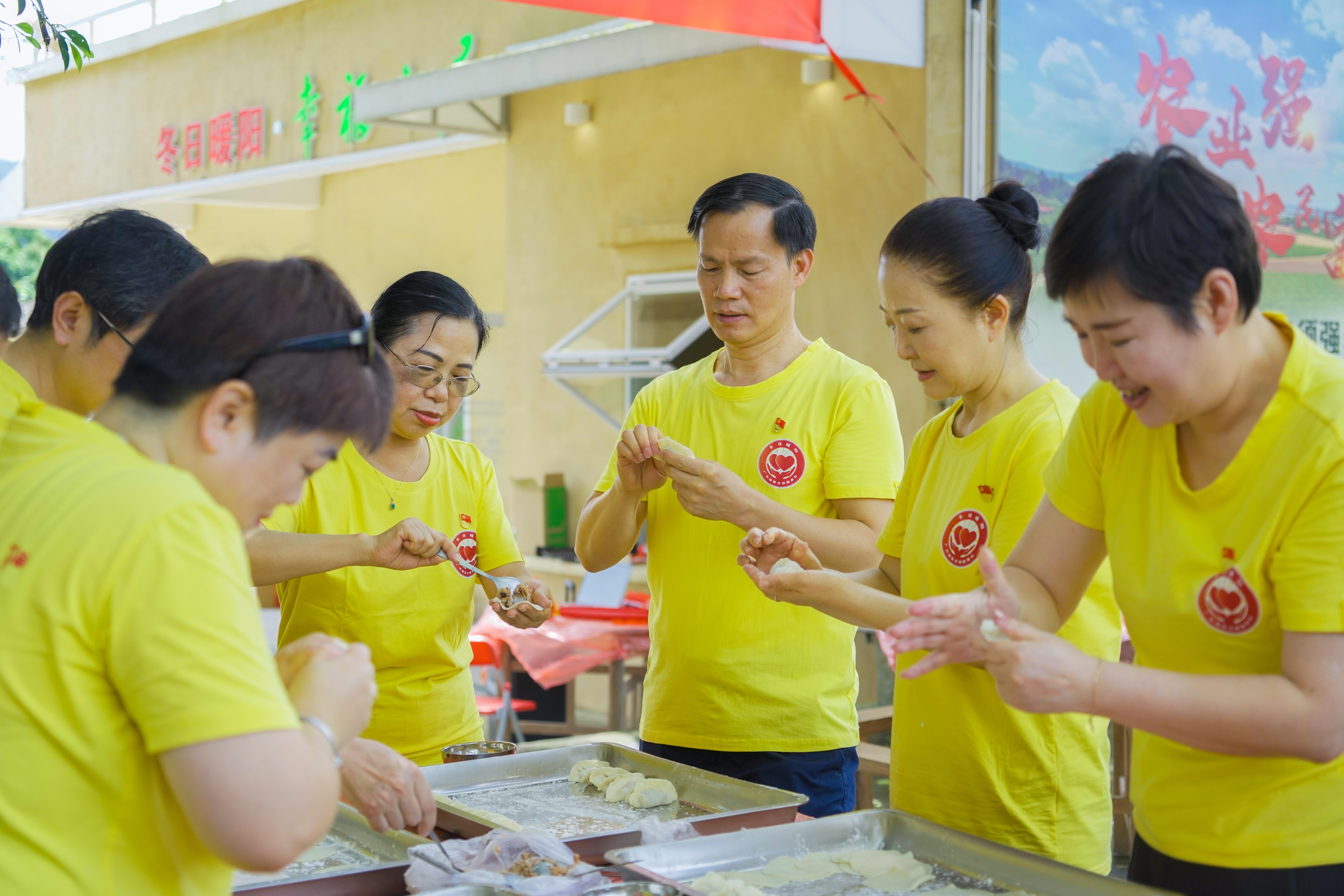 广州烟草冬日暖阳志愿服务队志愿者包饺子，为老党员准备暖心餐