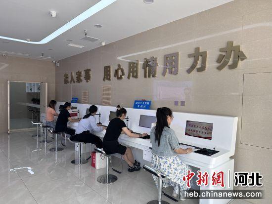 市民在路北区行政审批局“24小时自助服务区”办理业务。