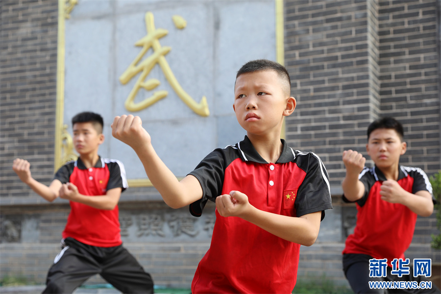 7月18日，在河南省焦作市温县一家武校，青少年学员在练习太极拳。