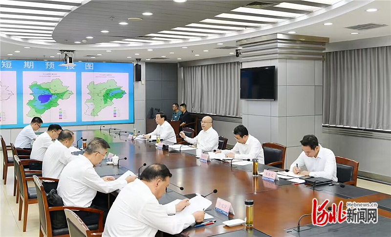 7月20日早上，省长王正谱来到省水利厅，检查调度防汛工作，主持召开视频调度会议。河北日报记者霍艳恩摄