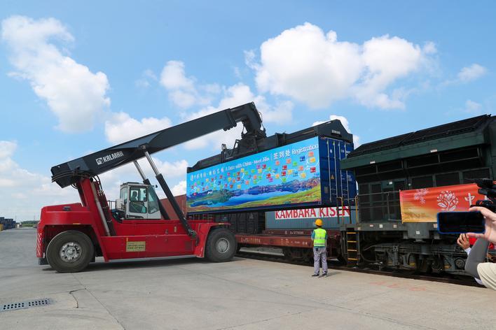 吊车把贴着寄语卡的集装箱装载到中欧班列上。