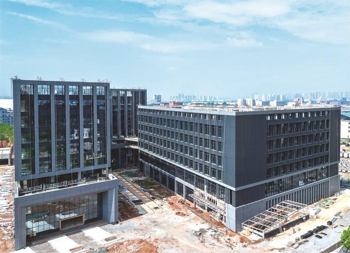 今年以来，长沙县长沙经开区持续大抓项目、抓大项目，以奋斗姿态全力打好经济增长主动仗。图为麦格米特项目建设现场。章帝 摄