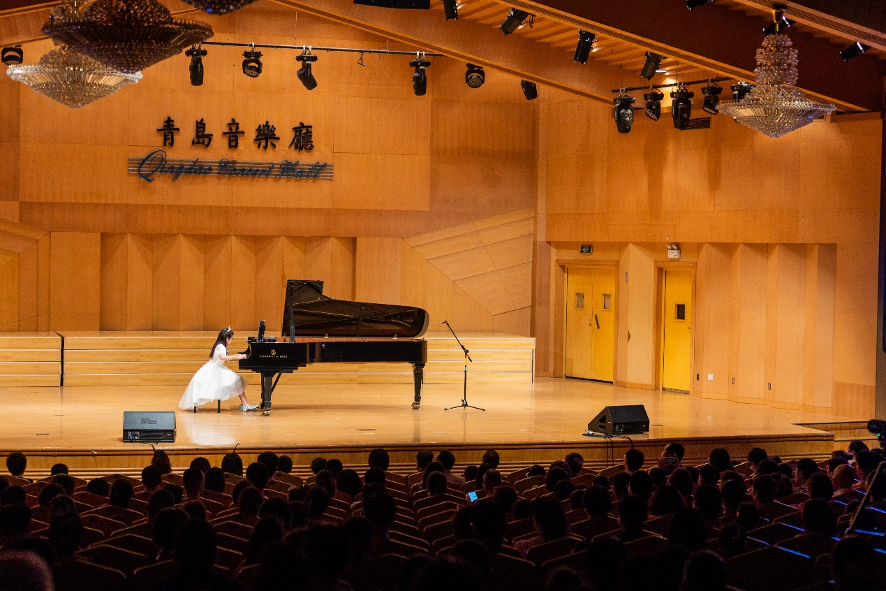 八岁钢琴独奏者涍桐在青岛音乐厅奏响青岛香港“双城印象”