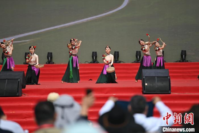 图为碌曲当地演职人员带来的舞蹈《热巴神韵》。中新社记者 李亚龙 摄
