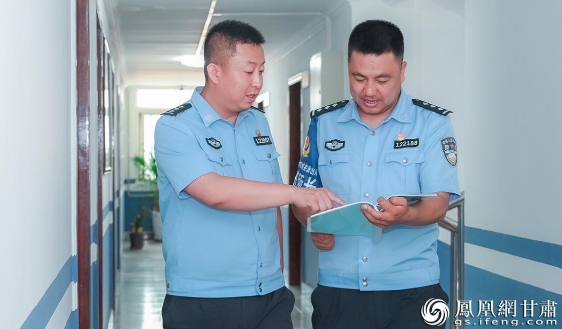李国豪(左)指导徒弟孙亚龙如何用证据去印证案情 李德宇 摄