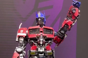 红魔展台的变形金刚，亲切与观众合影