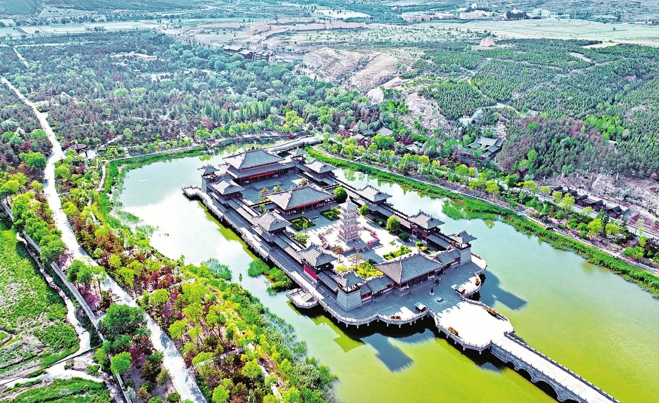 图为大同市云冈石窟景区内重修后的复古建筑“山堂水殿”建筑群（山西日报记者 刘通 通讯员 王中勋 摄）