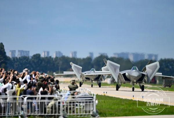 殲-20雙機(jī)降落空軍長春機(jī)場，觀眾近距離感受殲-20雄姿