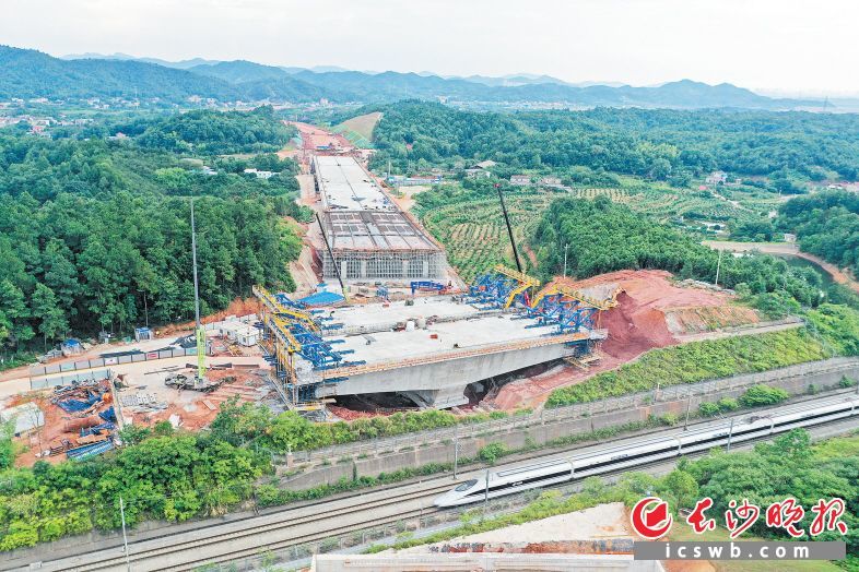 新韶山南路路基土石方挖方施工已完成，沿线4座桥梁的下部结构全部完工，上部结构完成90%。　　长沙晚报全媒体记者 王志伟 郝振宇 摄影报道