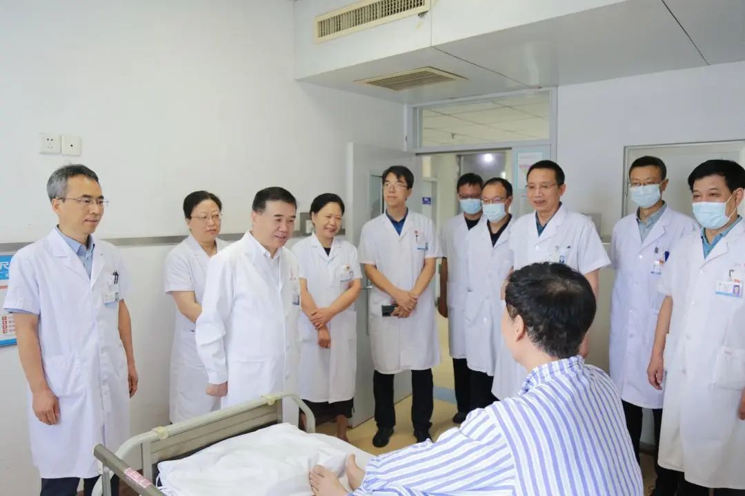 河北医科大学第三医院院长侯志勇，副院长赵士彭、李芳带领救治专家团队看望术后患者并进行查房