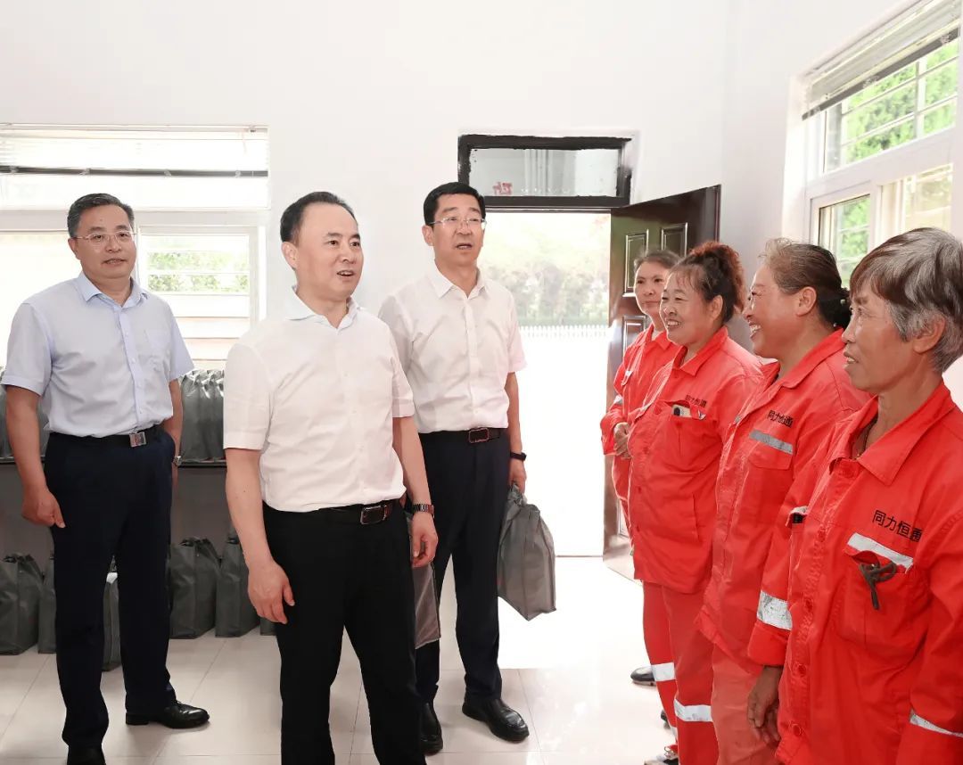 致敬高温下的坚守！宋乐伟带队开展夏季安康“三送”走访慰问活动