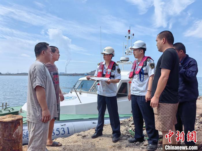 随着今年第5号台风“杜苏芮”步步逼近，福建海事局已启动防台Ⅲ级响应，两岸“小三通”航线陆续停航。图为海事工作人员加大船舶现场检查。福建海事局供图