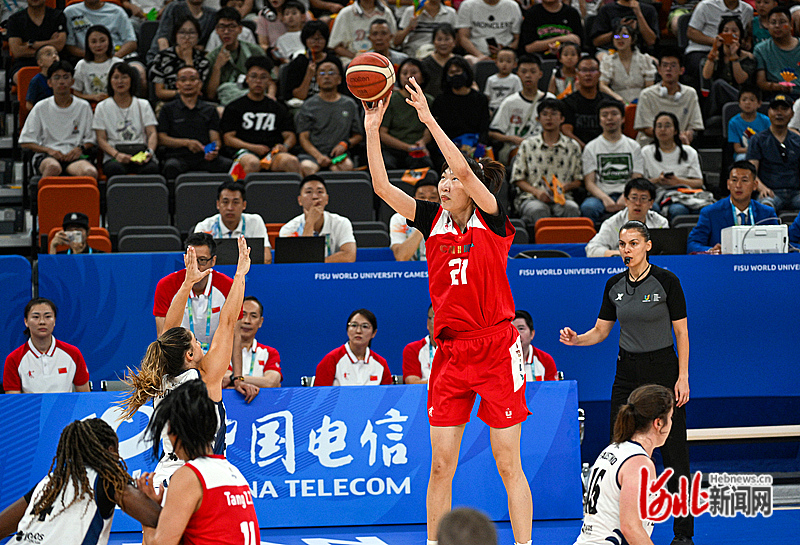 7月28日，中国大学生体育代表团的石家庄姑娘韩旭在比赛中投篮。河北日报记者耿辉摄