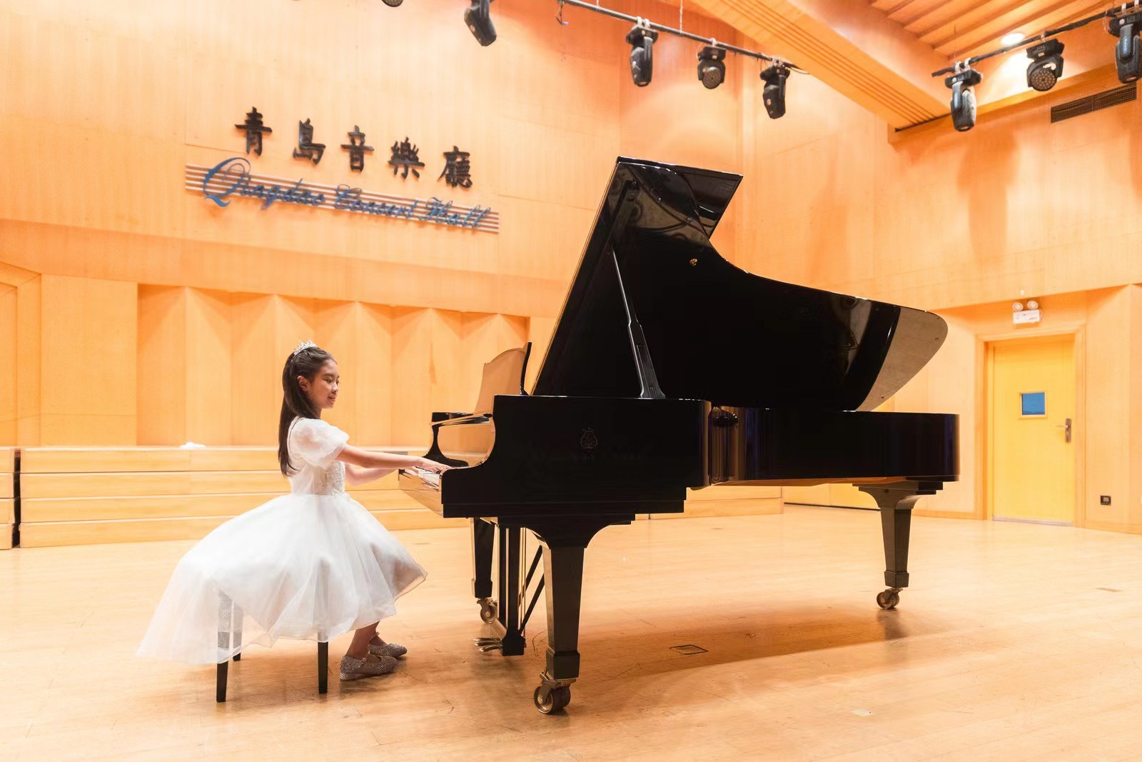 八岁钢琴独奏者涍桐在青岛音乐厅奏响青岛香港“双城印象”