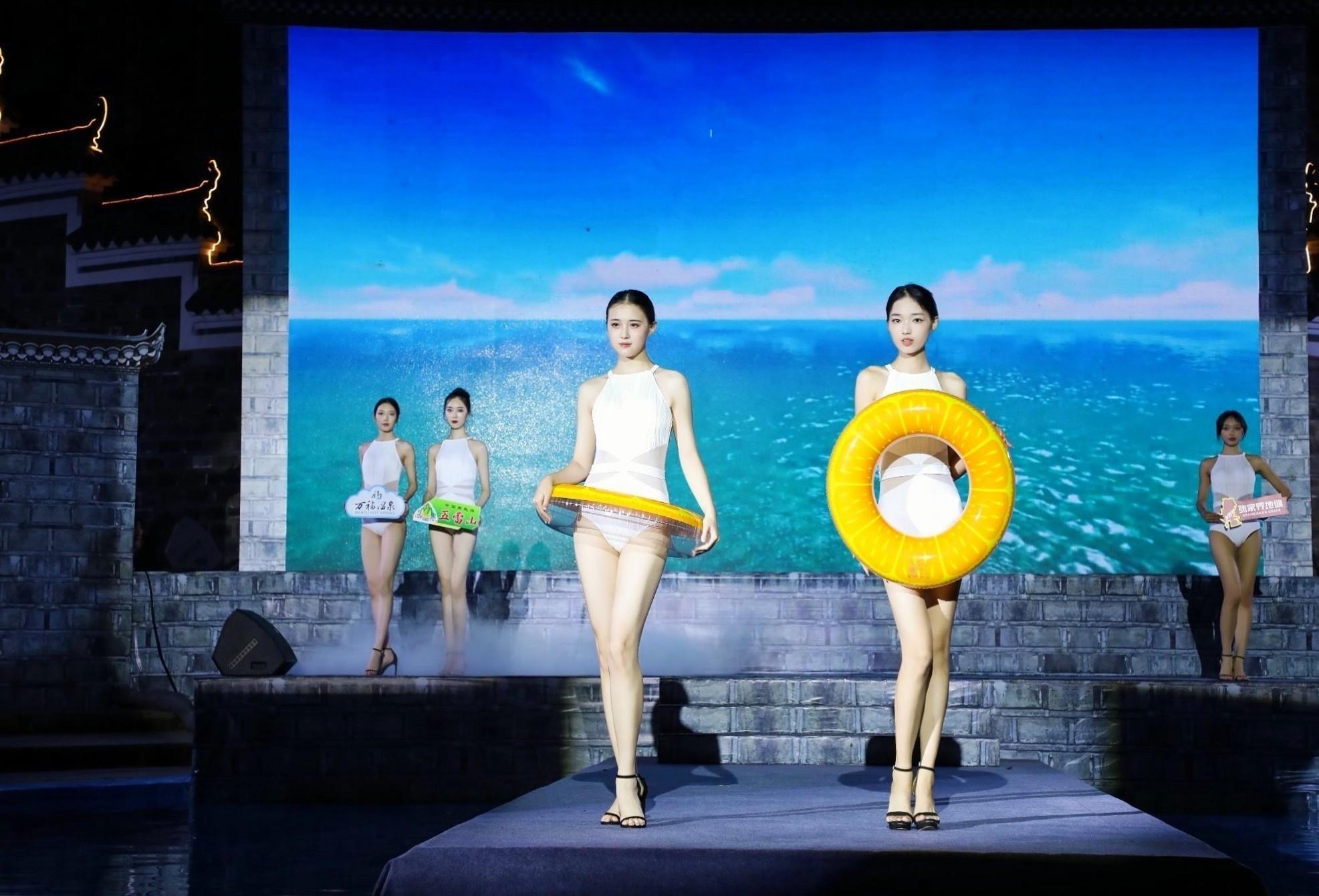 世姐超模演绎《泳装大秀》