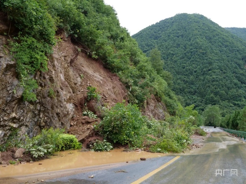 特大暴雨導(dǎo)致道路中斷（圖片來源：隴南徽縣發(fā)布）