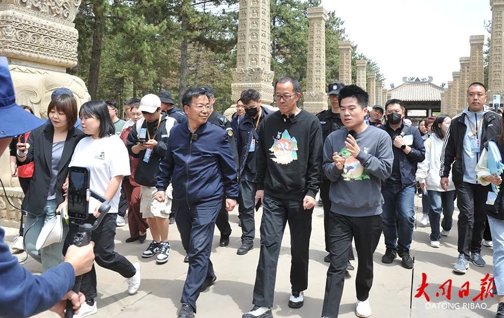 图为东方甄选走进云冈石窟（图源：大同日报融媒）