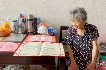 南昌“一毛钱奶奶”坚守36年 入选“中国好人榜”凤凰网江西_凤凰网
